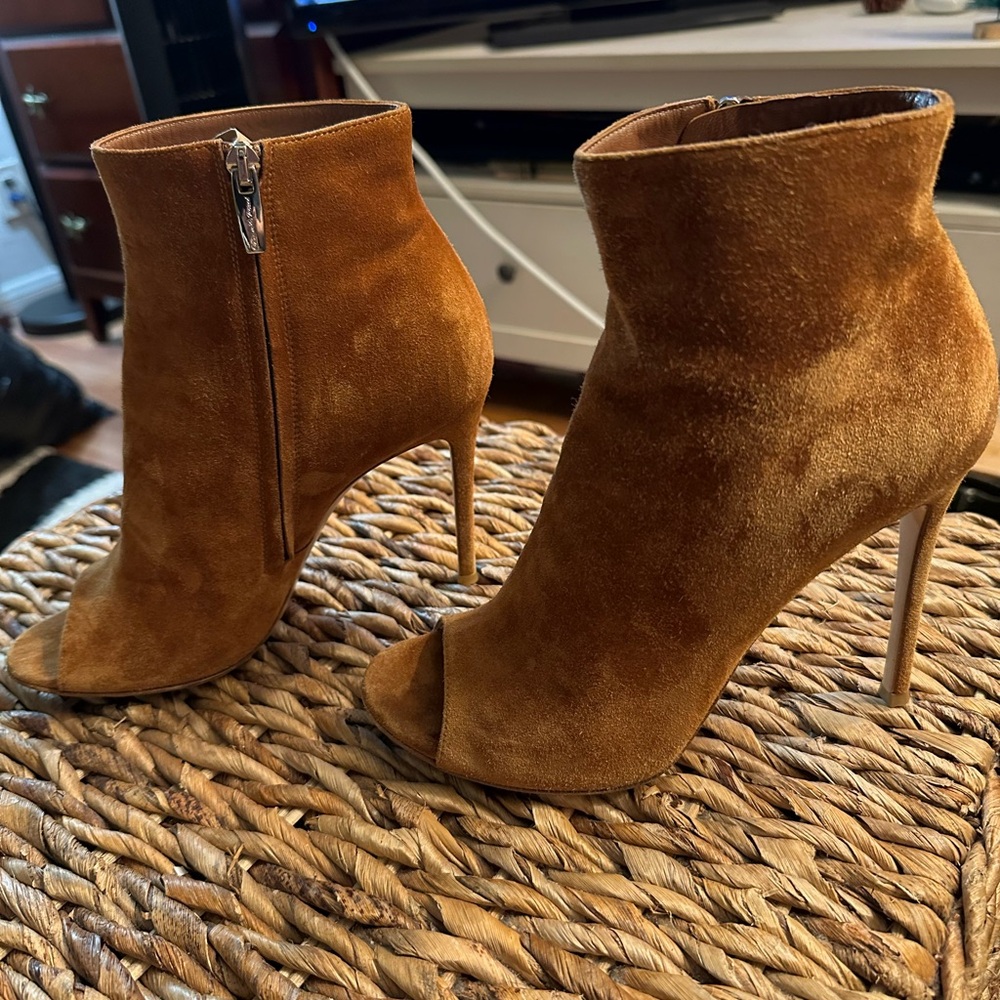 Gianvito Rossi Tan Suede Ankle Booties ~ Great condition.  Size 39 - Picture 2 of 10